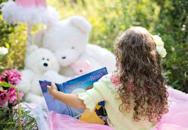 little girl reading garden child 912380
